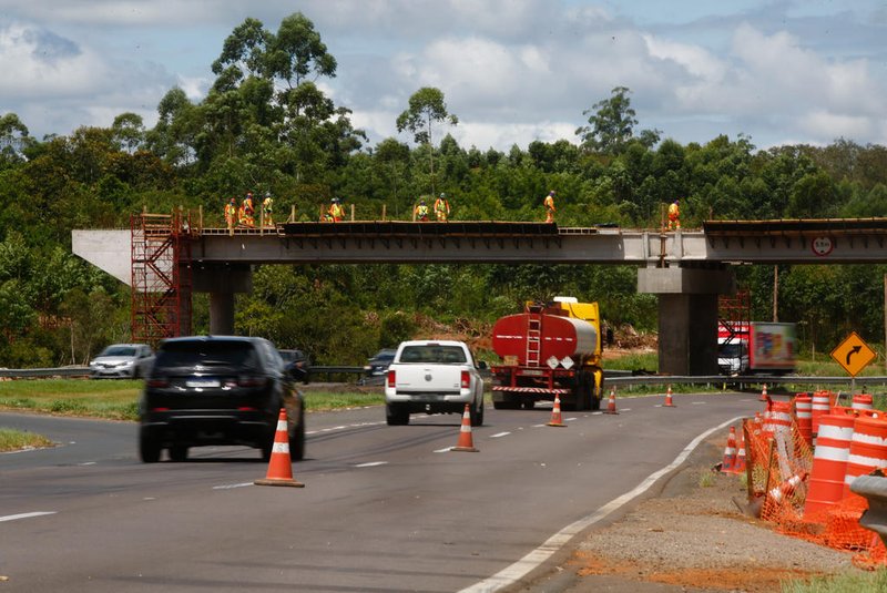 Triunfo, RS, Brasil - 27/02/2024 - Obras do novo viaduto da rodovia RS287 sobre a BR386 que deve aliviar engarrafamentos e reduzir acidentes. FOTO: JONATHAN HECKLER, AGÊNCIA RBS<!-- NICAID(15690960) -->