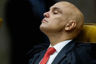 NYT repercute ação nos EUA que mira Moraes e diz ser ?esforço surpreendente de Trump? por BolsonaroDF - MORAES/AÇÃO/EUA/TRUMP MEDIA/RUMBLE/NYT - POLÍTICA - O ministro do Supremo Tribunal Federal (STF), Alexandre de Moraes, durante sessão plenária do Tribunal, na sede do   STF, em brasília, nesta quarta-feira, 19.  O jornal The New York Times, dos Estados Unidos, repercutiu o processo   movido na Justiça americana contra Moraes, do Supremo Tribunal Federal (STF). O magistrado brasileiro é alvo de uma   ação por suposta violação à soberania americana. O processo é movido pela Trump Media, ligada ao presidente Donald   Trump, e pela plataforma de vídeos Rumble.   19/02/2025 - Foto: WILTON JUNIOR/ESTADÃO CONTEÚDOEditoria: POLÍTICALocal: BRASÍLIAIndexador: WILTON JUNIORFonte: ESTADAO CONTEUDOFotógrafo: ESTADÃO CONTEÚDO<!-- NICAID(15981409) -->