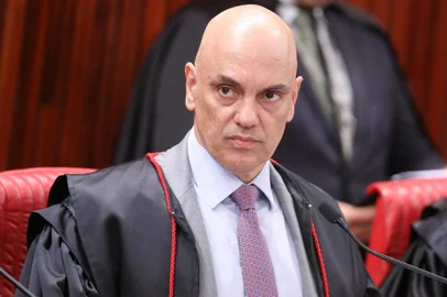 TSE forma maioria para aplicar nova inelegibilidade ao ex-presidente Jair Bolsonaro<!-- NICAID(15585136) -->