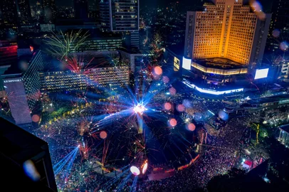 Fireworks light up the midnight sky during 2026 New Year's Day celebrations in Jakarta on January 1, 2026. (Photo by BAY ISMOYO / AFP)<!-- NICAID(16196235) -->