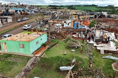 Olho Vivo Paraná / Divulgação Tornado destrói a cidade de Rio Bonito do Iguaçu, no sudoeste do Paraná<!-- NICAID(16163527) -->