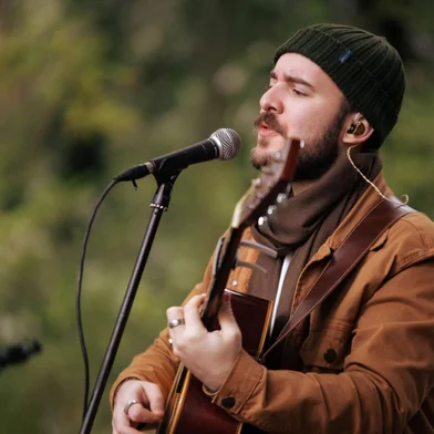 Após uma maratona em 12 cidades brasileiras, o cantor, compositor e multi-instrumentista caxiense Rafael Witt está prestes a aterrissar em seu estado natal para dois shows muito aguardados. No dia 5 de dezembro, ele se apresenta em Caxias do Sul, em meio aos parreirais da Serra gaúcha, no Venturin Uvas Finas Empório Garden, e no dia 6, é a vez de Porto Alegre receber o artista, em uma residência no Morro de São Caetano, também conhecido como Morro do APAMECOR, na Zona Sul.<!-- NICAID(15925416) -->