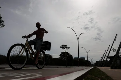 PORTO ALEGRE, RS, BRASIL, 21-12-2025: Clima. Domingo de calor e abafado marca início do verão.<!-- NICAID(16191307) -->