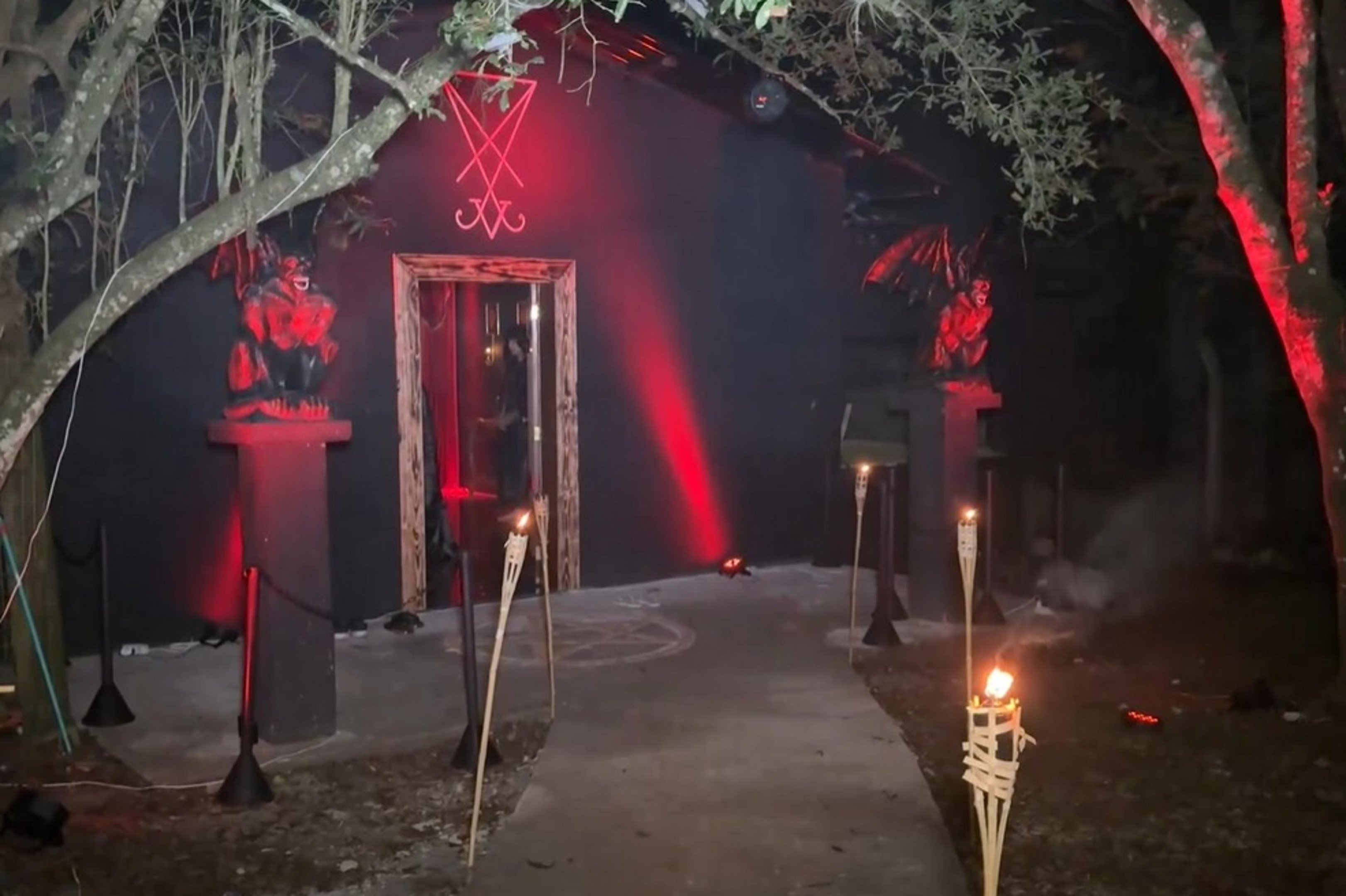 Local secreto, t&uacute;nicas pretas e c&iacute;rculos de fogo: em v&iacute;deo, veja como &eacute; a primeira igreja de L&uacute;cifer do RS