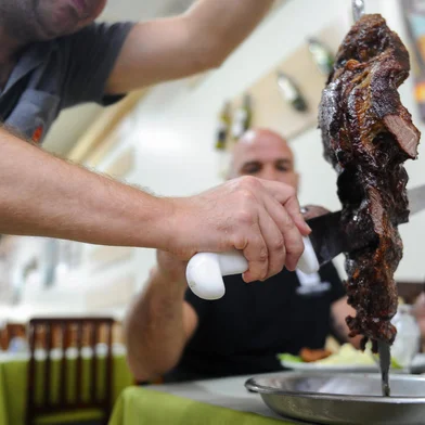 CAXIAS DO SUL, RS, BRASIL, 23/01/2024. + Serra: matéria especial sobre churrascarias de Caxias do Sul. A reportagem visitou a Churrascaria Laço de Ouro, no bairro de Lourdes. (Bruno Todeschini/Agência RBS)Indexador: BTK<!-- NICAID(15661701) -->