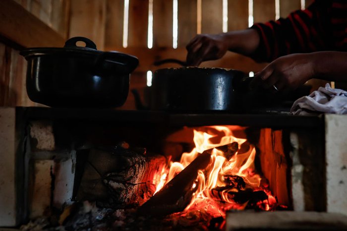 Iniciativa promove a construção de fogões campeiros para beneficiar quem sofre com o preço do gás