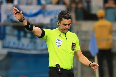09/07/2023 - GRÊMIO x BOTAFOGO, campeonato brasileiro. FOTO: Jefferson Botega, Agência RBS. Na imagem, em campo, o árbitro Flavio Rodrigues de Souza<!-- NICAID(15478376) -->