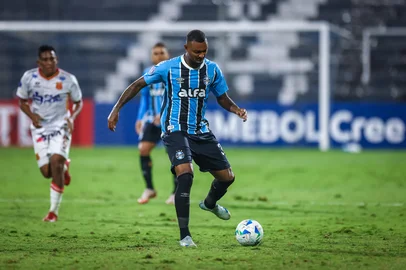 RS - FUTEBOL/CONMEBOL SULAMERICANA 2025 /GREMIO X ATLETICO GRAU- ESPORTES - Lance da partida entre Gremio e Atletico Grau disputada na noite desta quarta-feira, no estÃ¡dio Alejandro Villanueva em Lima, Peru, valida pelas Copa Sulamericana 2025. Na foto, Luan Cândido. FOTO: LUCAS UEBEL/GREMIO FBPA<!-- NICAID(16032612) -->