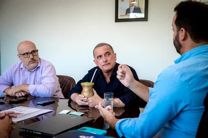 Após dois anos e meio vivendo na Europa, o ex-ministro Onyx Lorenzoni (PL) está preparando o retorno ao Rio Grande do Sul. Onyx desembarcou no país neste mês para uma série de agendas políticas e avisou que estará de volta em definitivo no mês de junho para começar a preparar sua candidatura nas eleições de 2026.<!-- NICAID(16001606) -->
