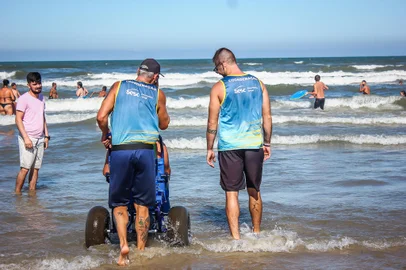 Entre janeiro e fevereiro, veranistas que forem aproveitar o calor no Litoral Norte, na Região Metropolitana e no Sul do Estado poderão aproveitar gratuitamente atividades de esporte, cultura e lazer, oferecidas pelo Serviço Social do Comércio (Sesc). Com direito a show da banda Os Fagundes — formada por Bagre Fagundes e seus filhos Nico, Neco e Ernesto — em Tramandaí, no próximo sábado (6), o Estação Verão 2024, que ocorre há 20 anos, busca estimular atividades de saúde e bem-estar no litoral do Rio Grande do Sul<!-- NICAID(15640669) -->