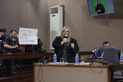 A vereadora Sandra Bonetto (Novo) pretende protocolar um projeto de decreto legislativo para impedir o fechamento de 9ºs anos nas escolas municipais de Caxias. A medida tem o objetivo, caso aprovada de sustar o decreto do município implantando a medida.<!-- NICAID(16155560) -->