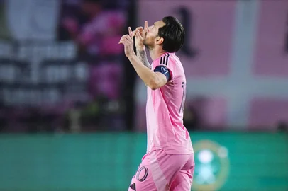 FORT LAUDERDALE, FLORIDA - APRIL 09: Lionel Messi #10 of Inter Miami CF celebrates after scoring the team's first goal during the CONCACAF Champions Cup 2025 Quarter-final second leg match between Inter Miami CF and Los Angeles Football Club at Chase Stadium on April 09, 2025 in Fort Lauderdale, Florida.   Rich Storry/Getty Images/AFP (Photo by Rich Storry / GETTY IMAGES NORTH AMERICA / Getty Images via AFP)<!-- NICAID(16014010) -->