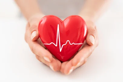 The woman is holding a red heart. Concept for charity, health insurance, love, international cardiology day. - Foto: REDPIXEL/stock.adobe.comFonte: 321830101<!-- NICAID(15241360) -->