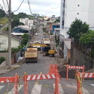 Nesta sexta-feira (31), o trânsito está bloqueado na Rua José Martha, no bairro Rio Branco, no trecho entre a Tancredo Feijó e a General Sampaio, devido a execução de obras de manutenção na rede de drenagem. O bloqueio permanecerá pelos próximos dias, até a conclusão dos trabalhos.<!-- NICAID(15965781) -->
