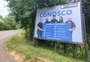 Salário antecipado e horário menor às sextas: grupo cinquentenário usa outdoor para preencher empregos