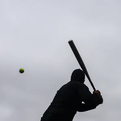 PORTO ALEGRE, RS, BRASIL, 26-07-2025: Aos sábados a tarde, em um campo de futebol cercado no Marinha do Brasil, um grupo de venezuelanos se reúne para jogar beisebol e softbol. Embora incomum aqui, as modalidades são bastante populares na Venezuela.  Foto: André Ávila/Agência RBSIndexador: Andre Avila<!-- NICAID(16088541) -->