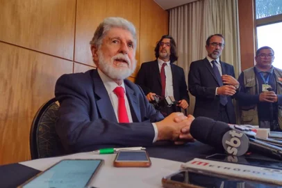 *A PEDIDO DE SAMANTHA KLEIN* *EM BAIXA* Ex-ministro Celso Amorim conversa com a imprensa após reunião entre Lula e o conselheiro de Segurança dos EUA, Jake Sullivan - Foto: Samantha Klein/Agência RBS<!-- NICAID(15285995) -->