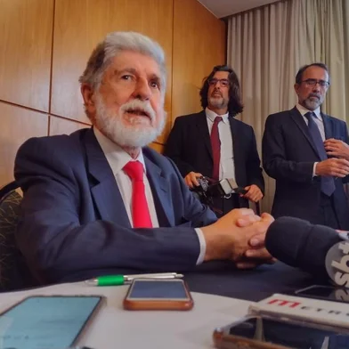 *A PEDIDO DE SAMANTHA KLEIN* *EM BAIXA* Ex-ministro Celso Amorim conversa com a imprensa após reunião entre Lula e o conselheiro de Segurança dos EUA, Jake Sullivan - Foto: Samantha Klein/Agência RBS<!-- NICAID(15285995) -->