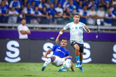 Na foto: EnamoradoRS - FUTEBOL/CAMPEONATO BRASILEIRO 2026/GREMIO X CRUZEIRO  - ESPORTES - Lance da partida entre Gremio e Cruzeiro disputada na noite deste sabado, no Estadio do Mineira, em Belo Horizonte, valida pela Campeonato Brasileiro 2026. FOTO: LUCAS UEBEL/GREMIO FBPA<!-- NICAID(16268703) -->