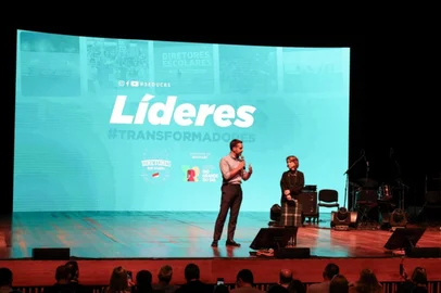 Leite e Raquel anunciam incentivo a professores <!-- NICAID(16100985) -->