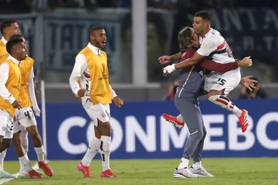 Sao Paulo's forward #25 Alisson (R) celebrates with Sao Paulo's Argentine coach Luis Zubeldia after scoring his team's first goal during the Copa Libertadores group stage first round football match between Argentina's Talleres de Cordoba and Brazil's Sao Paulo at the Mario Alberto Kempes stadium in Cordoba, Argentina, on April 2, 2025. (Photo by Diego Lima / AFP)<!-- NICAID(16009121) -->