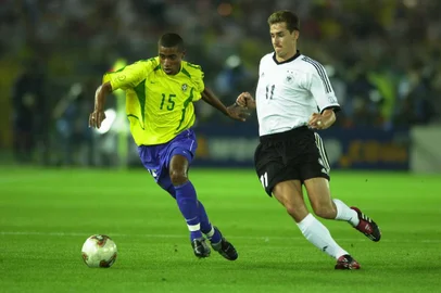 O brasileiro Kléberson e o alemão Klose disputam a bola na final da Copa do Mundo 2002. O Brasil ganhou o jogo por 2 a 0 e sagrou-se pentacampeão mundial.#PÁGINA: 4#EDIÇÃO: 2FD<!-- NICAID(888846) -->