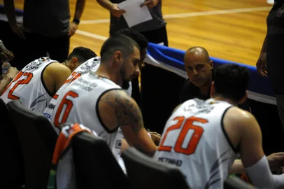 CAXIAS DO SUL, RS, BRASIL, 31/10/2024. Caxias do Sul Basquete x Pato Basquete, jogo válido pela sétima rodada do Novo Basquete Brasil - NBB 2024/2025 - realizado no ginásio do Sesi. (Porthus Junior/Agência RBS)<!-- NICAID(15904521) -->