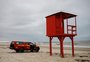 Bombeiros usam drone durante buscas no mar por menino desaparecido em Imbé
