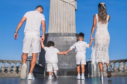Everton Ribeiro ao lado dos filhos Antônio, um ano, Guto, quatro anos, e da esposa Marília Nery.<!-- NICAID(15261073) -->