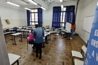 Descrição: Eleições para o Conselho Tutelar em Porto Alegre, neste domingo (1), no Colégio Estadual Júlio de Castilhos e no Colégio Metodista Americano.Crédito: Sofia Lungui/Agencia RBS<!-- NICAID(15556680) -->