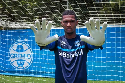 Grêmio inicia a temporada com os quatro goleiros formados na base. Na foto, o goleiro Adriel<!-- NICAID(15001696) -->