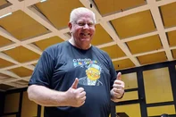 Maestro Manfredo Schmiedt, da Ospa, com a camiseta de "Maestro Maluquinho", em referência à ópera O Menino Maluquinho, que será apresentada pela Ospa e Cors.<!-- NICAID(16384922) -->
