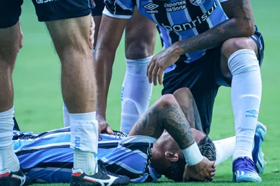 RS - GAÚCHO 2024, GRÊMIO X SÃO LUIZ-RS - ESPORTES - RS - PORTO ALEGRE - 10/02/2024 - GAÚCHO 2024, GRÊMIO X SÃO LUIZ-RS - Jhonata Robert jogador do Grêmio durante partida contra o São Luiz-RS no estádio Arena do Grêmio pelo campeonato Gaúcho 2024. 10/02/2024 - Foto: MAXI FRANZOI/AGIF - AGÊNCIA DE FOTOGRAFIA/AGIF - AGÊNCIA DE FOTOGRAFIA/ESTADÃO CONTEÚDO<!-- NICAID(15675819) -->