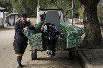 PORTO ALEGRE, RS, BRASIL, 11-07-2025: O pescador e mecânico náutico Lauri Goettems, 45 anos, mais conhecido como Neni do Lami, com o motor que recebeu de um doador, após a publicação da reportagem em GZH. Neni resgatou muitos moradores do bairro Lami, no extremo sul de Porto Alegre, durante a enchente de maio de 2024, com a embarcação Sucuri, que ele mesmo construiu com fibra e garrafas pet. Na inundação, no entanto, o barco foi danificado e estava até agora sem motor. Foto: Mateus Bruxel/Agência RBSIndexador: MATEUS BRUXEL<!-- NICAID(16078761) -->