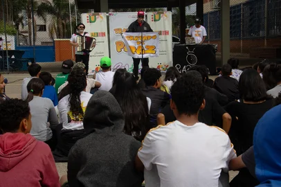 A cultura hip hop e seus elementos são referência para a edição de 2025 do projeto Tratado De Paz. Idealizado pelo rapper e escritor Chiquinho Divilas o projeto começou na semana ada na Escola Municipal Leonel Brizola com diversas atividades junto aos estudantes. Nesta semana é a vez das escolas municipais Fioravante Weber e Caldas Junior – de terça a quinta, manhã e tarde, respectivamente. Depois, o projeto segue na EMEF Abramo Pezzi e Luiz Covolan. A iniciativa tem apoio cultural da Fundação Marcopolo.FOTO: Palestra show com Chiquinho Divilas (centro da foto), Rafael De Boni (à esquerda) e DJ Hood (à direita).<!-- NICAID(16006979) -->