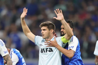 BRASILEIRO A 2025, CRUZEIRO X GREMIOMG - BRASILEIRO A 2025, CRUZEIRO X GRÊMIO - ESPORTES - MG - BELO HORIZONTE - 13/07/2025 - BRASILEIRO A 2025, CRUZEIRO X GRÊMIO - William jogador do Cruzeiro sai lesionado e lamenta durante partida contra o Grêmio no estádio Mineirão pelo campeonato Brasileiro A 2025. 13/07/2025 - Foto: GILSON LOBO/AGIF - AGÊNCIA DE FOTOGRAFIA/AGIF - AGÊNCIA DE FOTOGRAFIA/ESTADÃO CONTEÚDOEditoria: ESPORTESLocal: BELO HORIZONTEIndexador: GILSON LOBOFotógrafo: AGIF - AGÊNCIA DE FOTOGRAFIA<!-- NICAID(16079894) -->