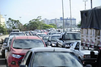 Porto Alegre, RS, Brasil, 07-12-2015. De acordo com a EPTC, o protesto causa congestionamento nas principais avenidas da região central da cidade. (FOTO: RONALDO BERNARDI/AGÊNCIA RBS)