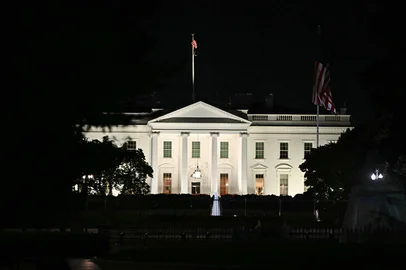 The White House is seen in Washington, DC, on June 21, 2025, following the announcement that the US bombed nuclear sites in Iran and before US President Donald Trump adresses the nation. President Donald Trump said June 21, 2025 the US military has carried out a "very successful attack" on three Iranian nuclear sites, including the underground uranium enrichment facility at Fordo. "We have completed our very successful attack on the three Nuclear sites in Iran, including Fordow, Natanz, and Esfahan," Trump said in a post on his Truth Social platform. Trump says to address the nation at 10 pm (0200 GMT) after US strikes on Iran. (Photo by Mandel NGAN / AFP)Editoria: WARLocal: WashingtonIndexador: MANDEL NGANSecao: armed conflictFonte: AFPFotógrafo: STF<!-- NICAID(16064868) -->