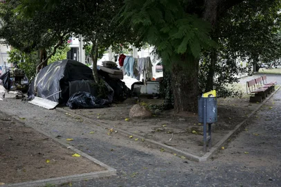 PORTO ALEGRE, RS, BRASIL, 04-03-2021: Moradias improvisadas no bairro Santana. Aumento no numero de moradores em situacao de rua em Porto Alegre durante o periodo da pandemia. As pessoas improvisam moradias em praÃ§as e canteiros. (Foto: Mateus Bruxel / Agencia RBS)Indexador: Mateus Bruxel<!-- NICAID(14727566) -->