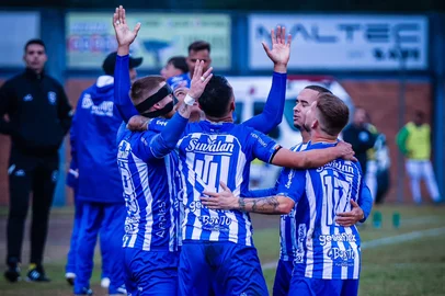 Esportivo na Disputa da Divisão de o<!-- NICAID(16059867) -->