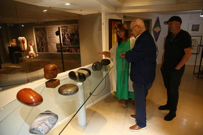 CAXIAS DO SUL, RS, BRASIL, 05/11/2025.Nesta quarta-feira (5), o presidente emérito do Grupo RBS, Jayme Sirotsky esteve na Serra. Em Bento Gonçalves, foi visitar o ateliê do escultor João Bez Batti _ amigo de longa data de Jayme. Mais tarde, Jayme veio a Caxias do Sul para visitar a exposição de Bez Batti, intitulada "Mulher Flor", em cartaz na Galeria Arte Quadros. (Porthus Junior/Agência RBS)<!-- NICAID(16161534) -->