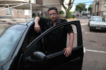 PORTO ALEGRE, RS, BRASIL, 08-10-2025: Queda no poder de compra da classe média: Com o poder de compra em queda, hoje a classe média consegue apenas cumprir com as obrigações, mas tem dificuldades de assumir dívidas maiores, como carros ou imóveis. Retratos do Fabrício Santos, que tem formação em elétrotécnico, e atua hoje como Uber. Ele não conegue trocar e carro, fazer reformas na casa ou viagens porque gasta boa parte da renda apenas com custos básicos. Foto: Renan Mattos / Agência RBS<!-- NICAID(16142122) -->