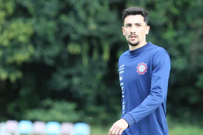 O Caxias anunciou nova contratação para 2025. O centroavante Eduardo Melo chega para a sequência da temporada.O novo reforço grená tem passagens por Giravanz Kitakyushu do Japão, Concórdia e Criciúma, onde conquistou o campeonato estadual em 2024.<!-- NICAID(16015323) -->