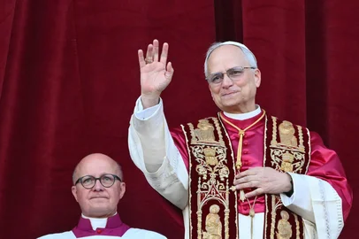 Newly elected Pope Leo XIV, Robert Prevost arrives on the main central loggia balcony of the St Peter's Basilica for the first time, after the cardinals ended the conclave, in The Vatican, on May 8, 2025. Robert Francis Prevost was on Thursday elected the first pope from the United States, the Vatican announced. A moderate who was close to Pope Francis and spent years as a missionary in Peru, he becomes the Catholic Church's 267th pontiff, taking the papal name Leo XIV. (Photo by Alberto PIZZOLI / AFP)Editoria: RELLocal: Vatican CityIndexador: ALBERTO PIZZOLISecao: popeFonte: AFPFotógrafo: STF<!-- NICAID(16032967) -->