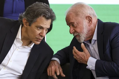 Brasília (DF), 01/07/2025 - O ministro da Fazenda, Fernando Haddad, e o presidente Luiz Inácio Lula da Silva participam do lançamento do Plano Safra 2025/26, no Palácio do Planalto. Foto: Marcelo Camargo/Agência Brasil<!-- NICAID(16096024) -->