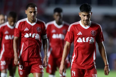 SÃO PAULO X INTERNACIONALSP - BRASILEIRÃO/SÃO PAULO X INTERNACIONAL - ESPORTES - Jogadores do Internacional deixam o campo cabisbaixos ao final do primeiro tempo da partida entre São Paulo e   Internacional válida pela 37ª rodada do Campeonato Brasileiro 2025, na Vila Belmiro, em Santos, na noite desta   quarta-feira, 3.   03/12/2025 - Foto: GUILHERME DIONíZIO/CÓDIGO19/ESTADÃO CONTEÚDOEditoria: ESPORTESLocal: SANTOSIndexador: GUILHERME DIONíZIOFonte: CÃ³digo 19Fotógrafo: CÓDIGO19<!-- NICAID(16179864) -->
