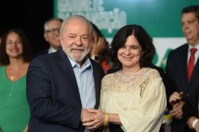 LULA ANUNCIA NOVOS NOMES PARA MINISTÉRIOSDF - LULA/ANUNCIA NOVOS NOMES PARA MINISTÉRIOS - POLÍTICA - Foto, Presidente Lula com Nísia Trindade  Ministra da Saúde.  Nesta quinta (22) o Presidente eleito Luiz Inácio Lula da Silva anunciou novos nomes para compor o quadro ministerial de seu governo. 22/12/2022 - Foto: TON MOLINA/FOTOARENA/FOTOARENA/ESTADÃO CONTEÚDOEditoria: POLÍTICALocal: BRASÍLIAIndexador: TON MOLINAFonte: 2313154Fotógrafo: FOTOARENA<!-- NICAID(15302550) -->