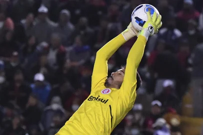 Brazil's Internacional goalkeeper Daniel catches the ball during the Copa Sudamericana football tournament quarterfinals first leg match against Peru's Melgar, at the UNSA Monumental stadium in Arequipa, Peru, on August 4, 2022. (Photo by Diego Ramos / AFP)Editoria: SPOLocal: ArequipaIndexador: DIEGO RAMOSSecao: soccerFonte: AFPFotógrafo: STR<!-- NICAID(15167494) -->
