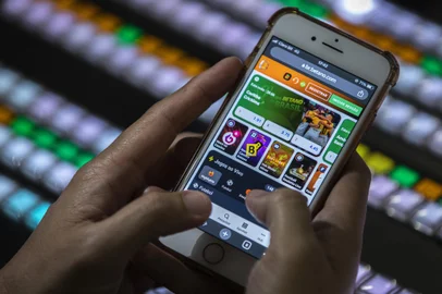 Bras’lia (DF) 14/03/2023 - Uma pessoa manipula um celular em um site de apostas esportivasFoto: JoŽdson Alves/Ag?ncia BrasilBrasília (DF) 14/03/2023 - Uma pessoa manipula um celular em um site de apostas esportivas. Foto: Joédson Alves/Agência BrasilLocal: Bras’liaIndexador: JoŽdson Alves/Ag?ncia BrasilFonte: Ag?ncia Brasil/Empresa Brasil de ComunicFotógrafo: Reporter Fotografico<!-- NICAID(15886014) -->