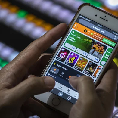 Bras’lia (DF) 14/03/2023 - Uma pessoa manipula um celular em um site de apostas esportivasFoto: JoŽdson Alves/Ag?ncia BrasilBrasília (DF) 14/03/2023 - Uma pessoa manipula um celular em um site de apostas esportivas. Foto: Joédson Alves/Agência BrasilLocal: Bras’liaIndexador: JoŽdson Alves/Ag?ncia BrasilFonte: Ag?ncia Brasil/Empresa Brasil de ComunicFotógrafo: Reporter Fotografico<!-- NICAID(15886014) -->